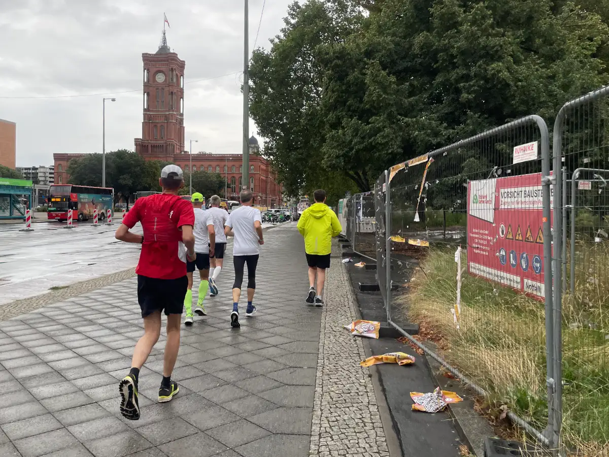 Läufer vor dem Roten Rathaus
