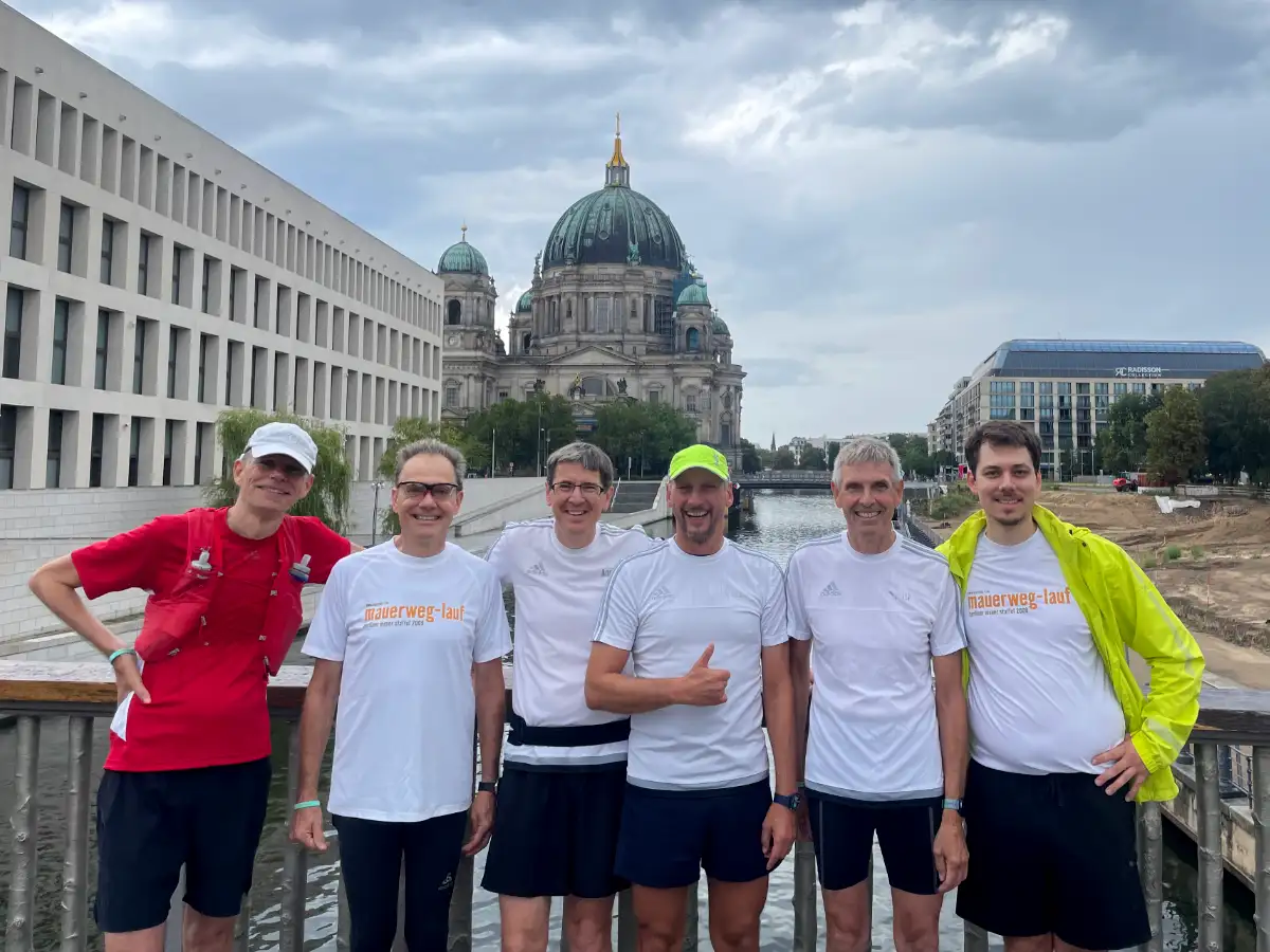 Gruppenbild der 6 Läufer, im Hintergrund der Berliner Dom