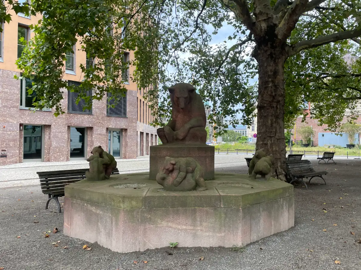 Skulptur Bärenmutter mit Jungen