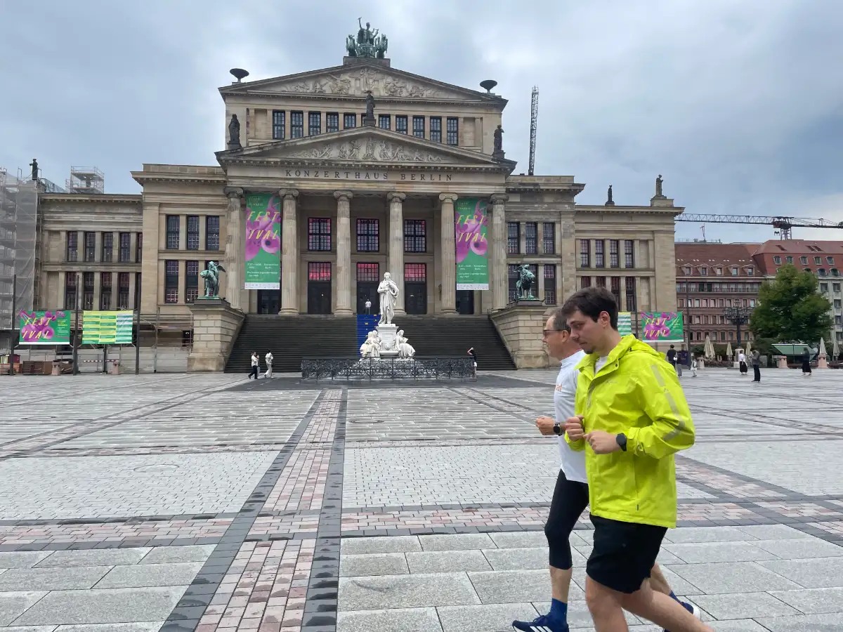 2 Läufer vor dem Konzerthaus am Gendarmenmarkt