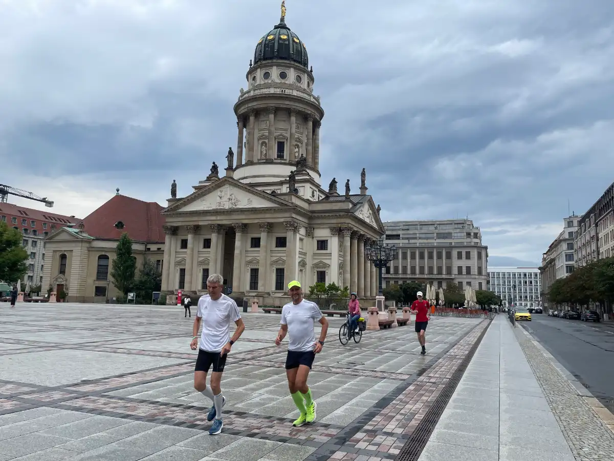 Läufer und Radbegleiterin am Gendarmenmarkt