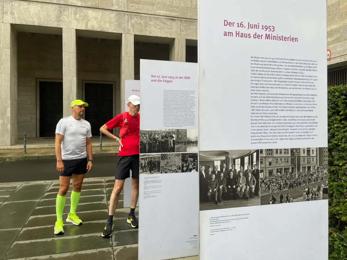 Läufer lesen die Stelltafeln zu den Ereignissen von 1953
