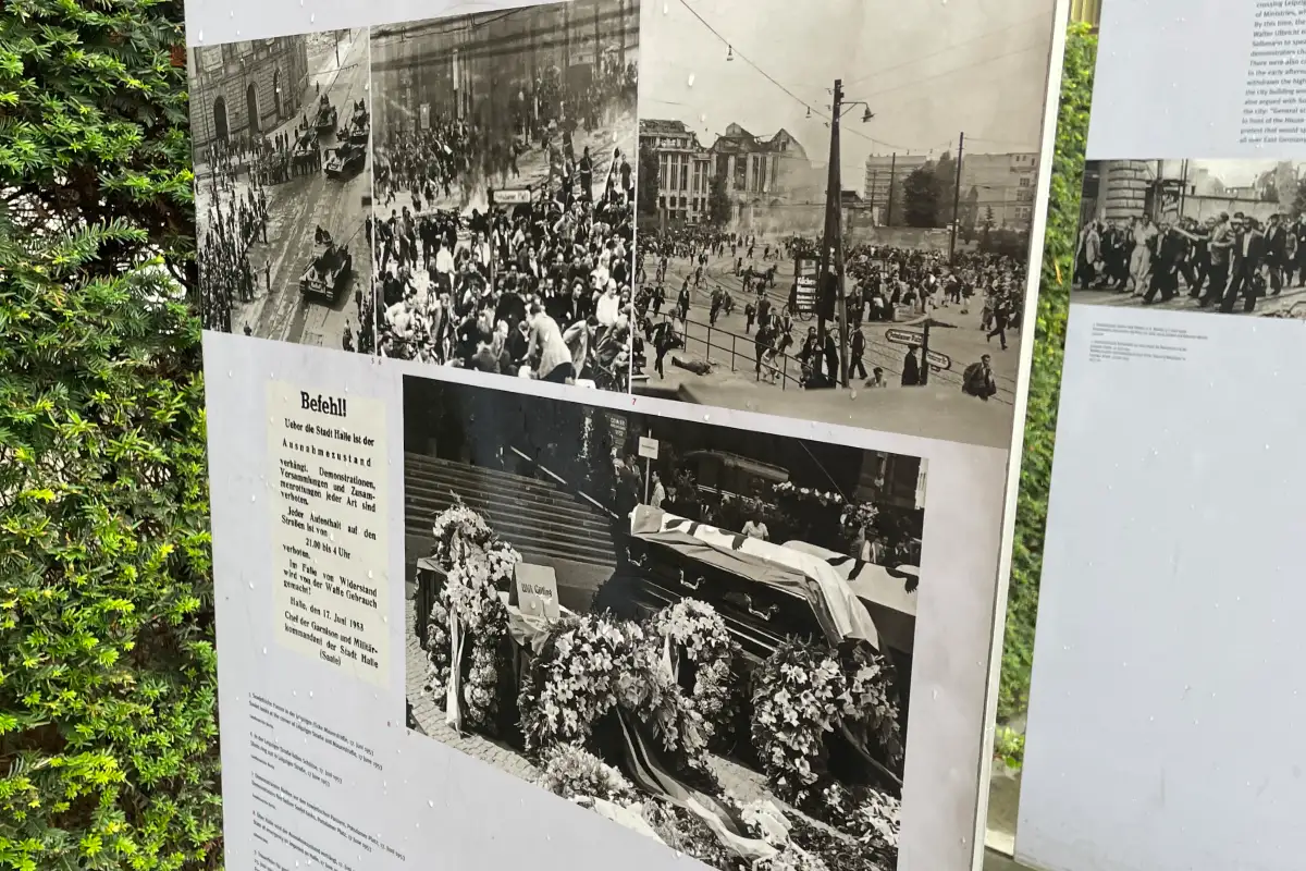 Detail der Stelltafeln mit historischen Fotos vom Aufstand