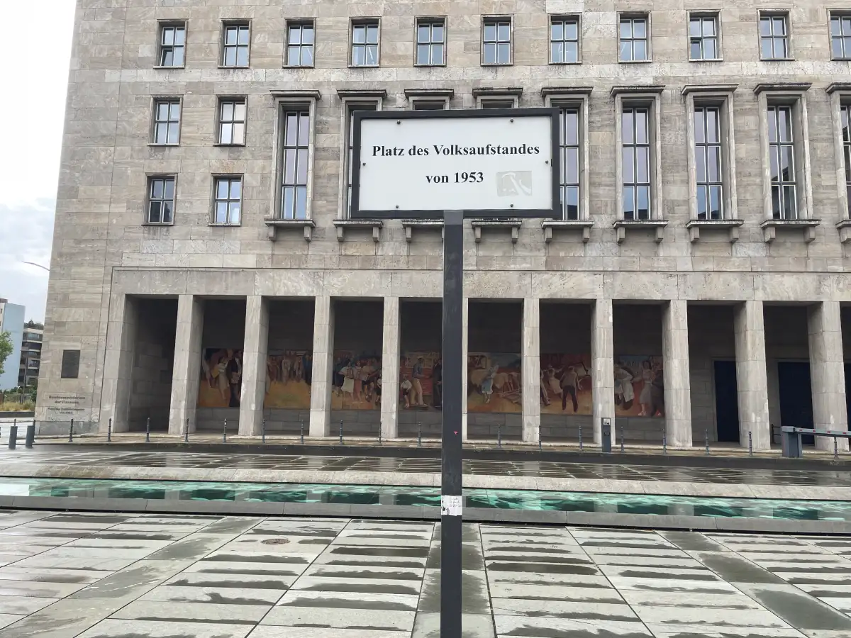Schild Platz des Volksaufstands von 1953 vor dem Finanzministerium
