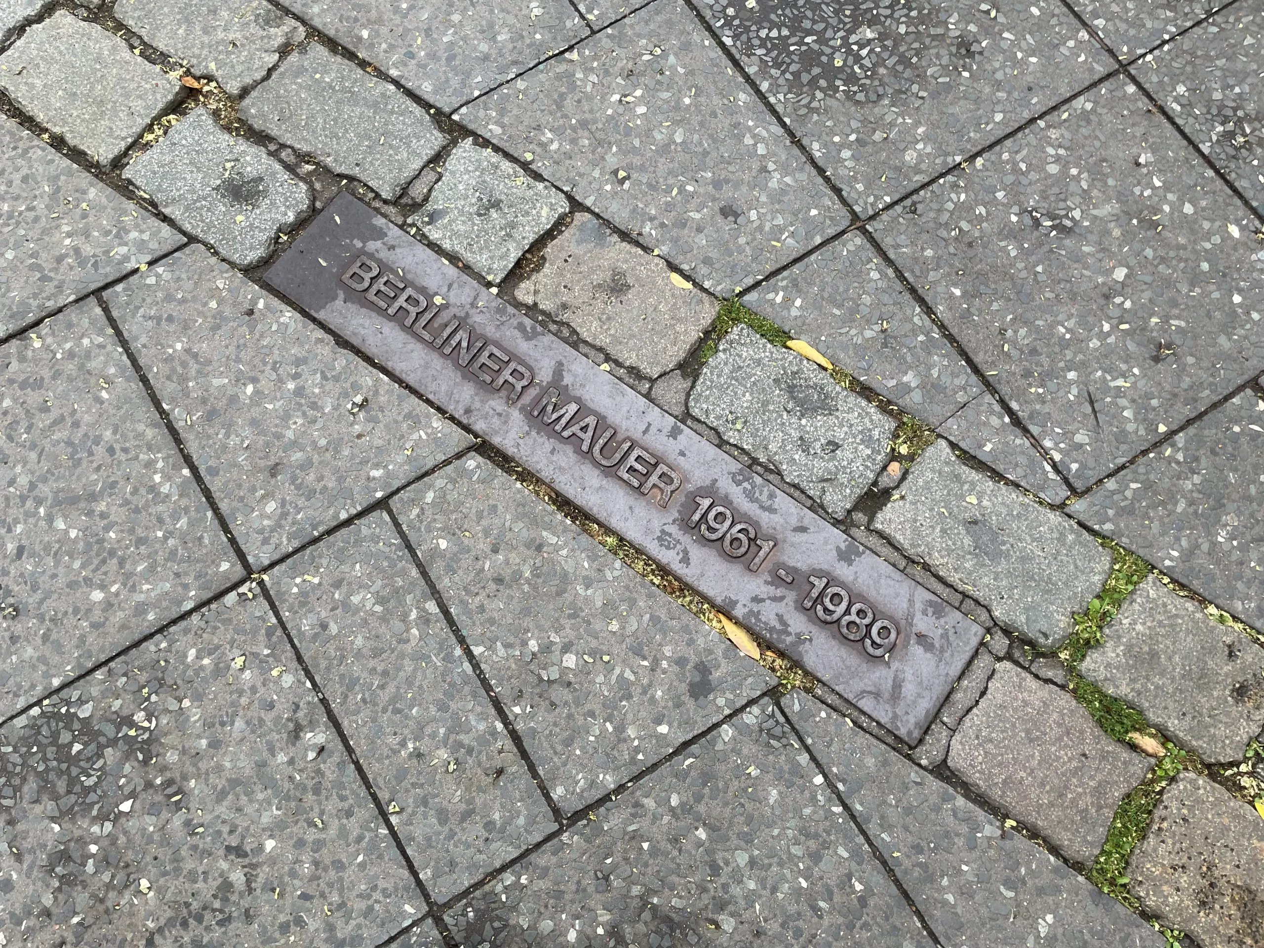 Mit Kopfsteinpflaster markierter Verlauf der ehemaligen Berliner Mauer