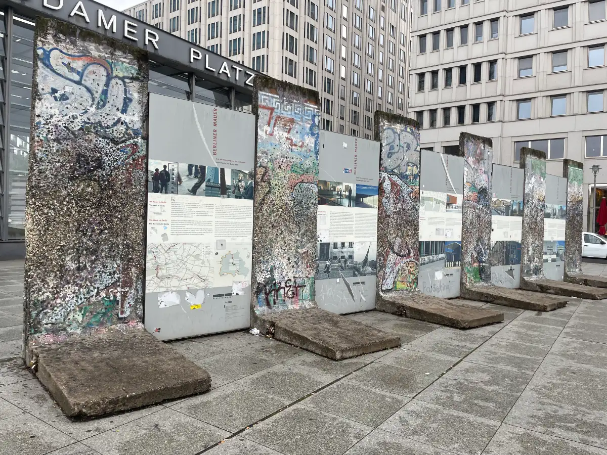 Mauersegmente mit Informationstafeln am Potsdamer Platz