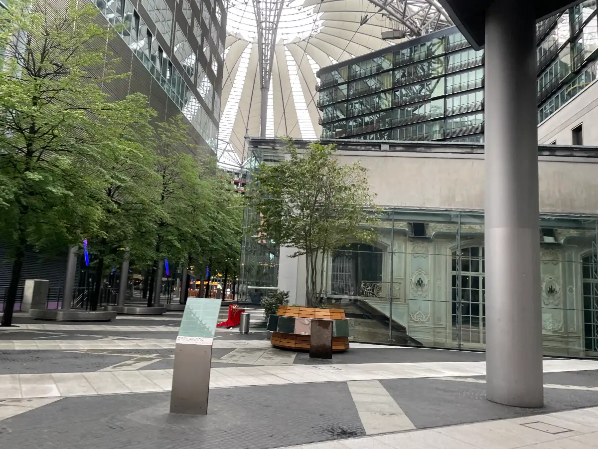 Blick in das Sony Center mit der modernen Dachkonstruktion