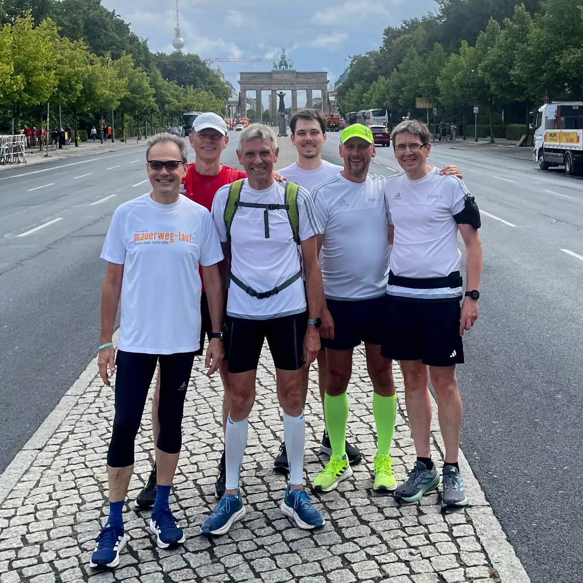 Gruppenbild der 6 Läufer mit dem Brandenburger Tor weit dahinter