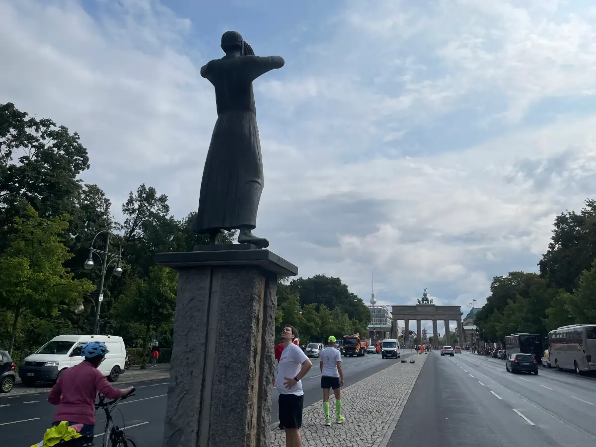 Statuer Der Rufer auf der Straße des 17. Juni