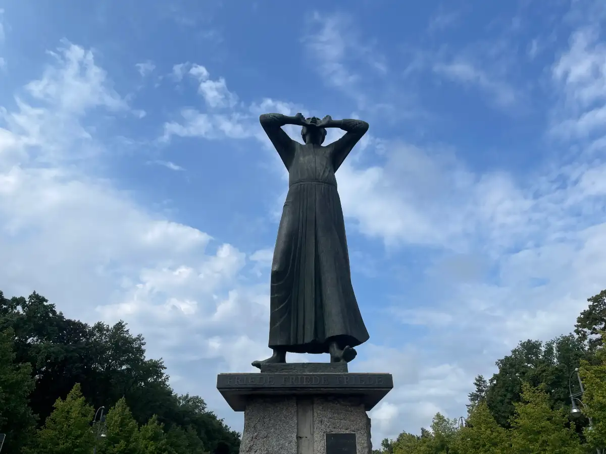 Statue Der Rufer mit den Händen um den Mund gelegt