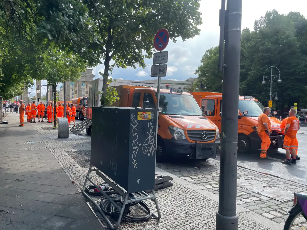 Fahrzeuge und viele Mitarbeiter der Berliner Stadtreinigung warten auf ihren Einsatz