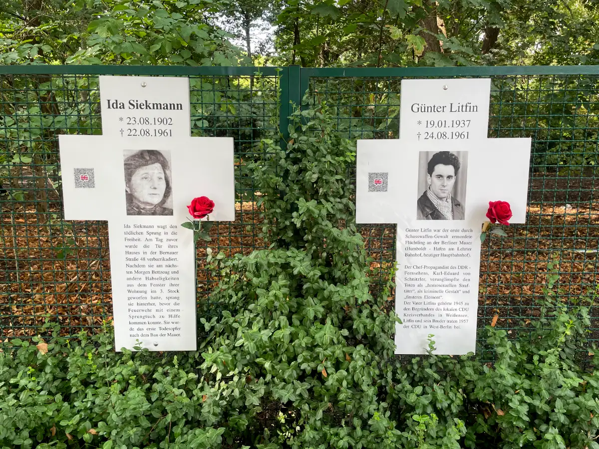 2 weiße Kreuze für die Mauertoten Ida Siekmann und Günter Litfin