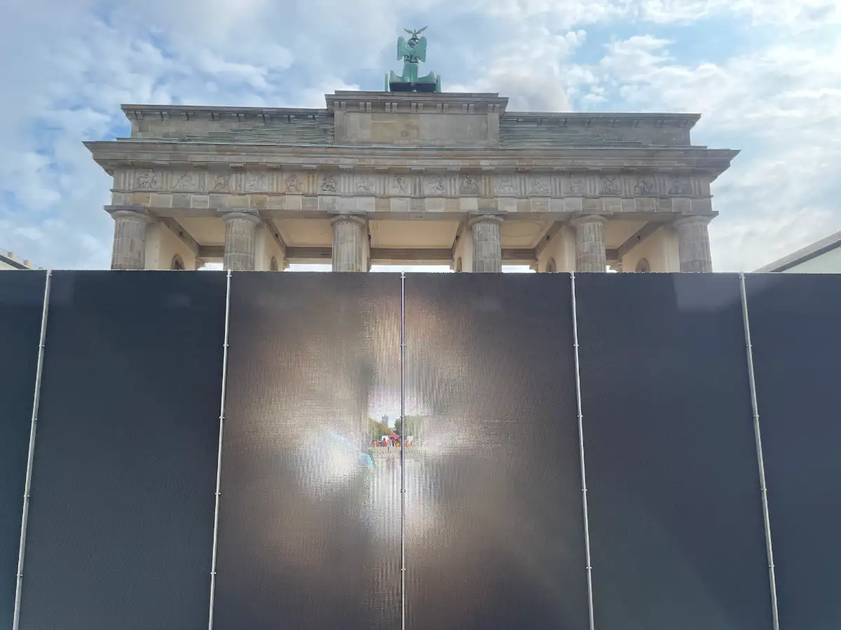 Kunst-Installation vor dem Brandenburger Tor: Man kann durch die schwarzen Stellwände im bestimmten Blickwinkel hindurchsehen