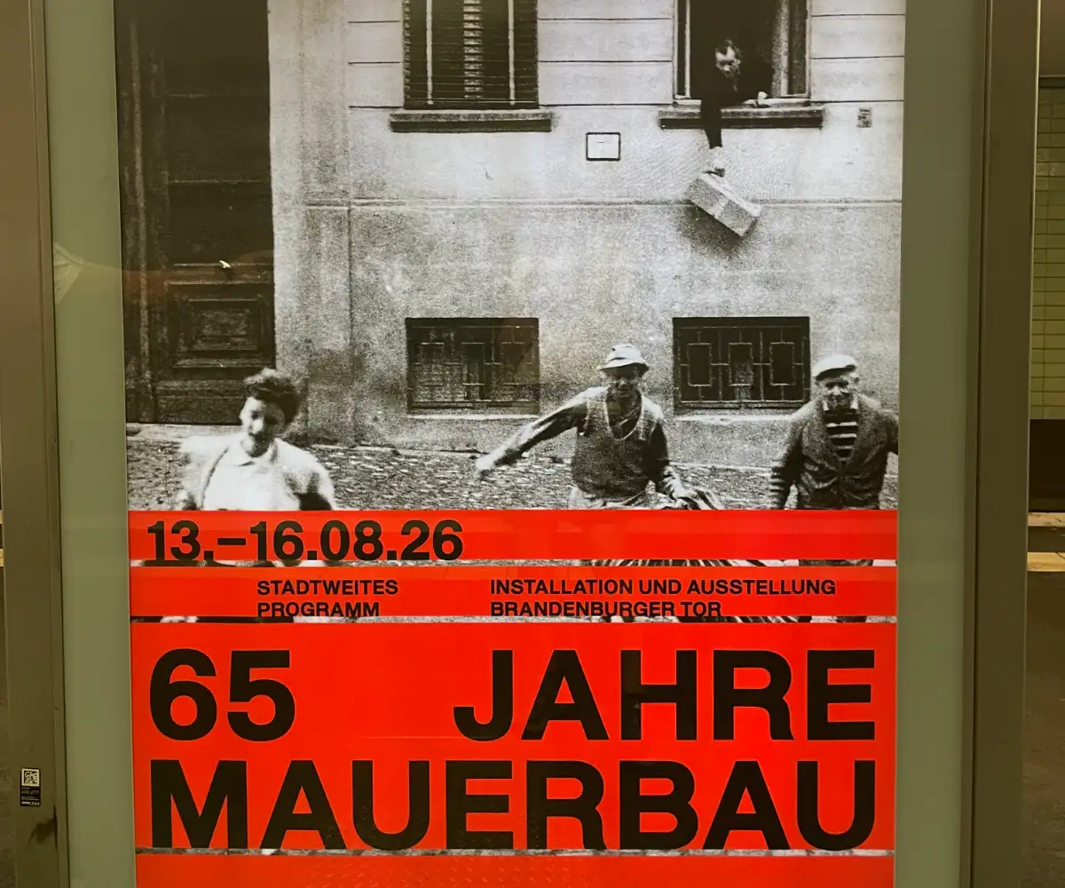 Plakat zu Installation und Ausstellung 65 Jahre Mauerbau