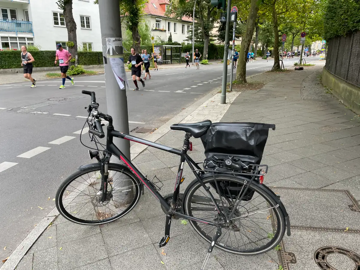 Fahrrad an Straße auf der Läufer des Halbmarathons zu sehen sind