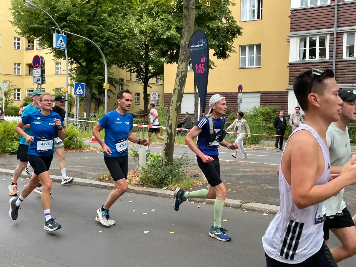 Läufer um läufer mit 1:45-Flagge auf dem Rücken