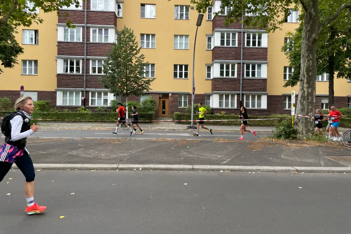 Läuferinnen und Läufer auf der anderen Seite der Straße