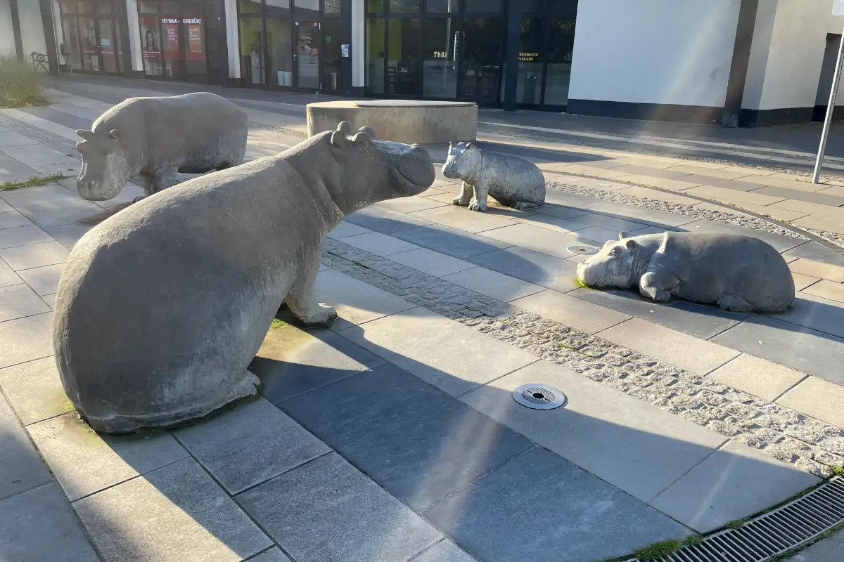 Nilpferdbrunnen: Skulpturengruppe mit Nilpferden