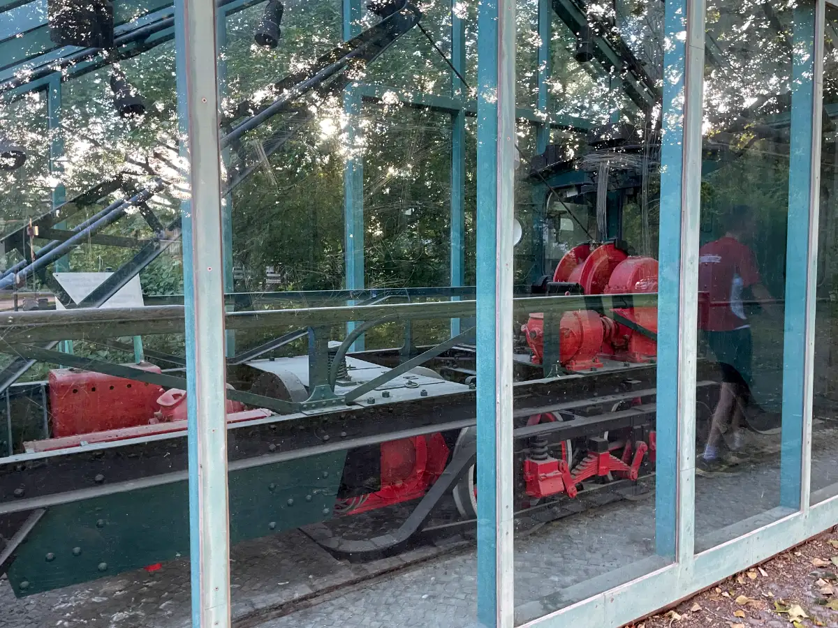 Historische Treidellok in einem Glashaus