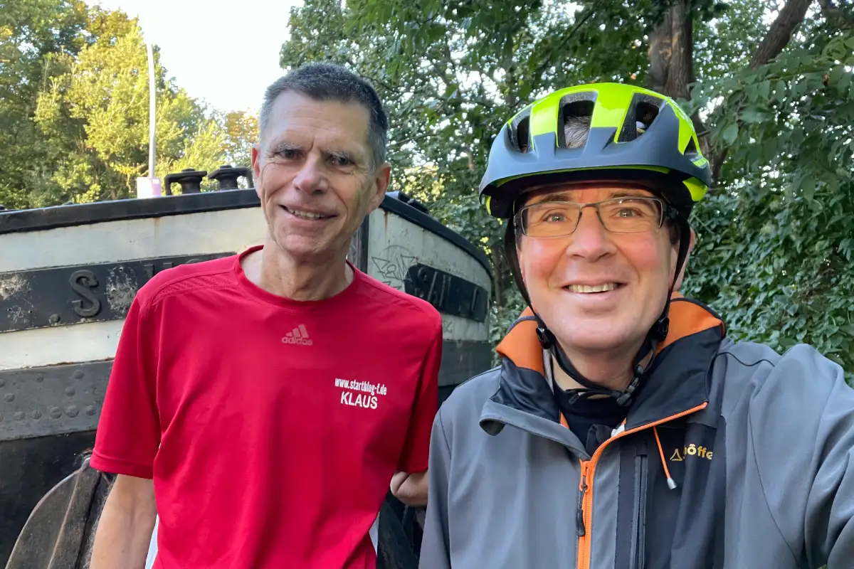 Läufer und Fahrradbegleiter