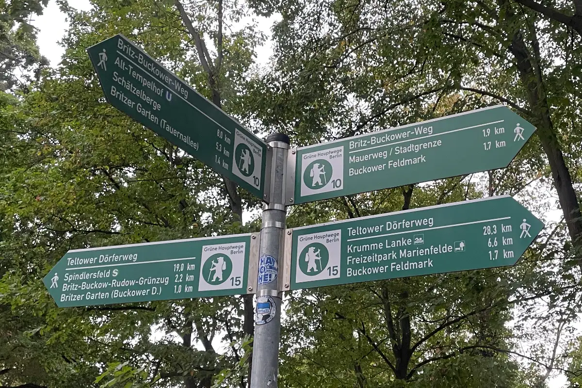 Hinweisschilder Grüne Hauptwege: Britz-Buckower-Weg, Teltower Dörferweg