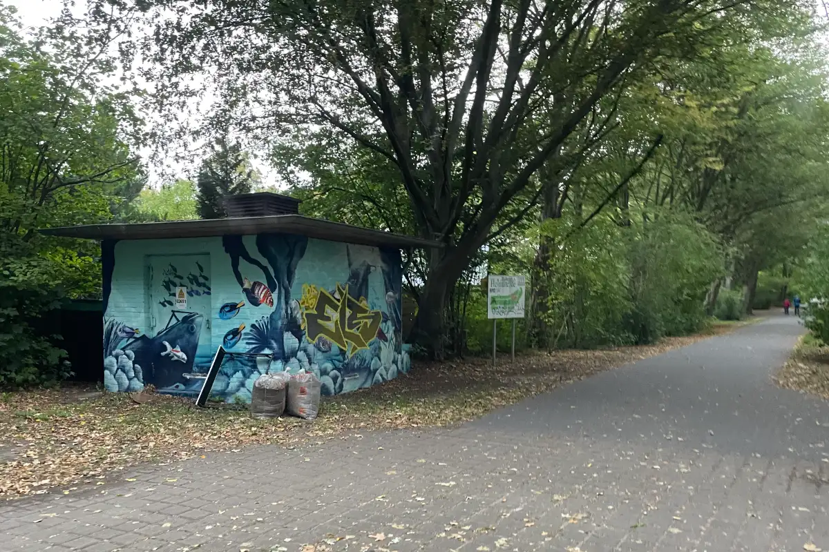 Mit Meermotiv bemalter Pavillon am Hochspannungsweg