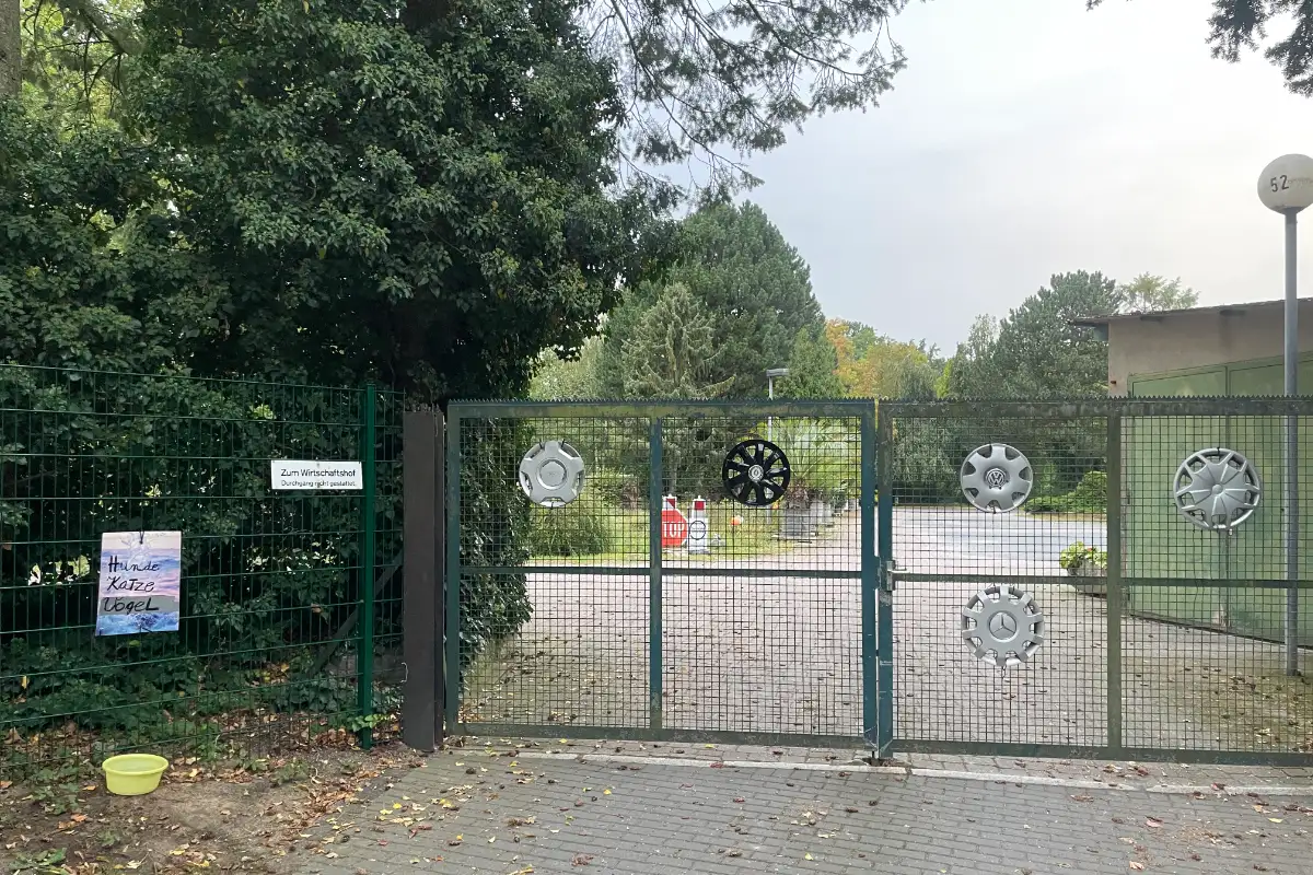 Einfahrt zum Wirtschaftshof des Britzer Gartens