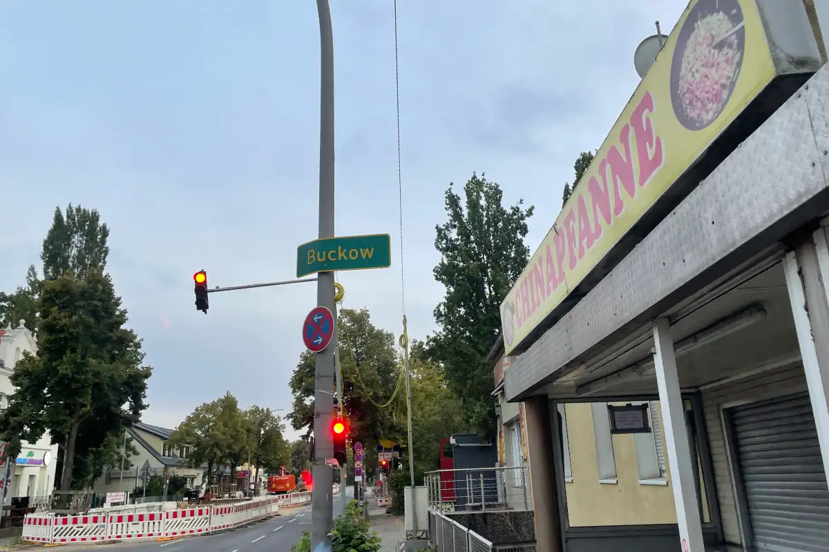Ortsschild Buckow neben einem China-Imbiss