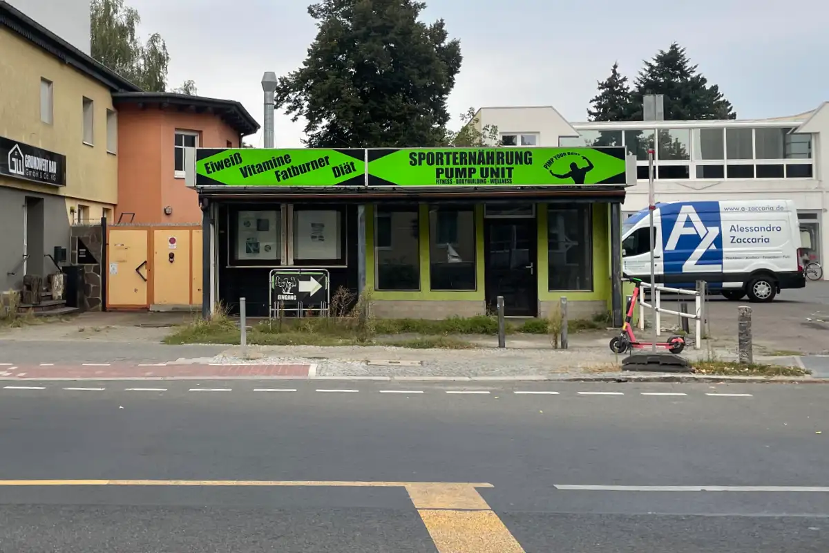 Kleine Ladeneinheit mit Werbung: Sporternährung Pump Unit