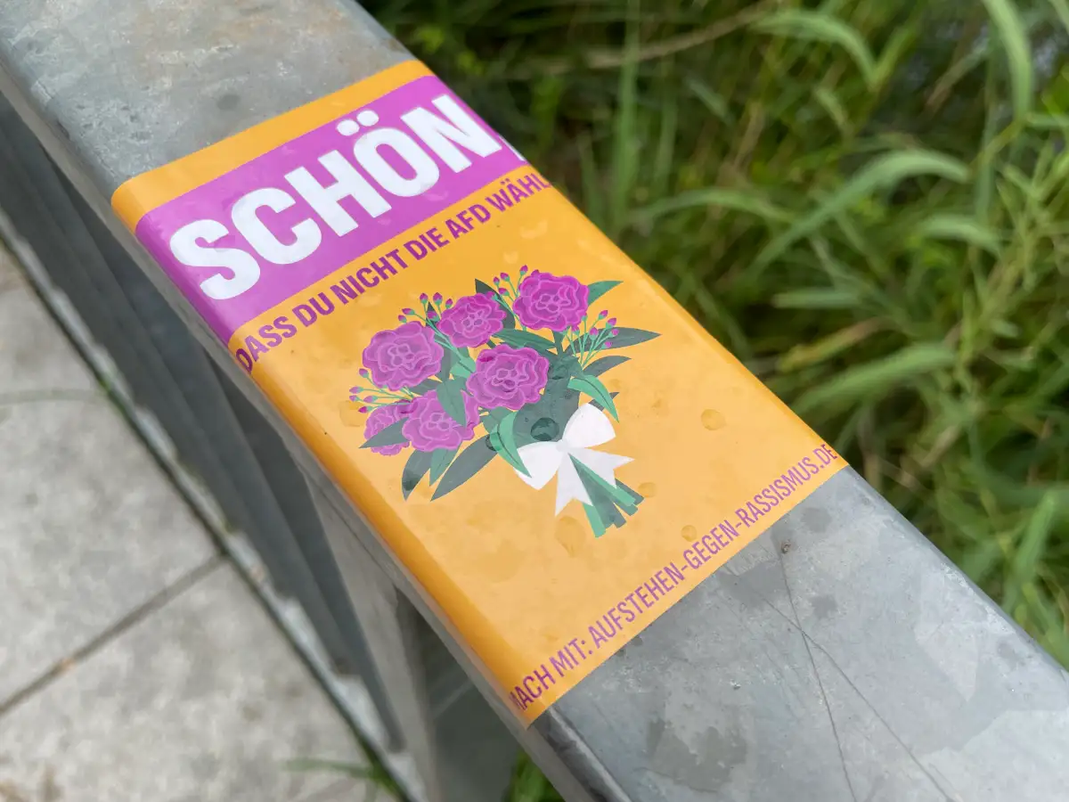 Aufkleber auf einem Geländer: Schön, dass du nicht AfD wählst