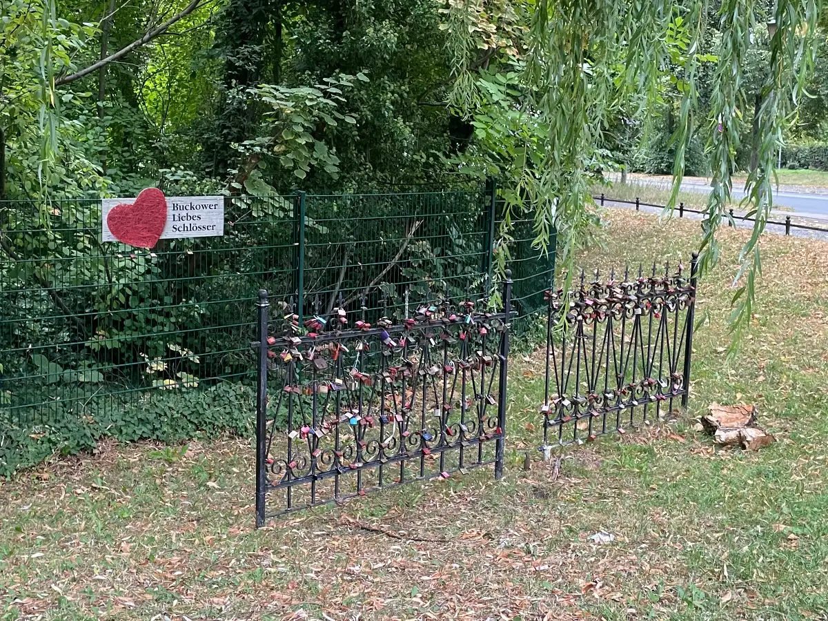 Buckower Liebesschlösser an alten schmiedeeisernen Zaunelementen
