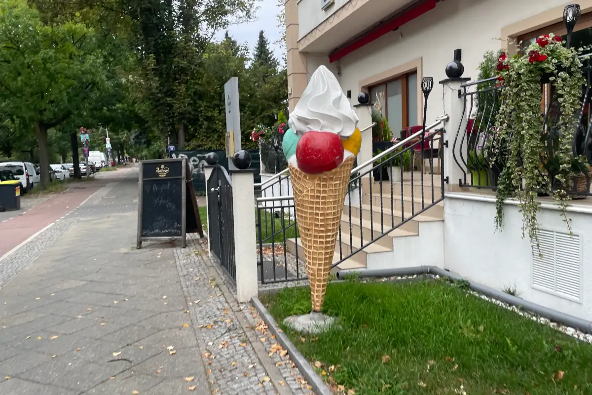 Große Werbe-Eiswaffel vor einem Restaurant
