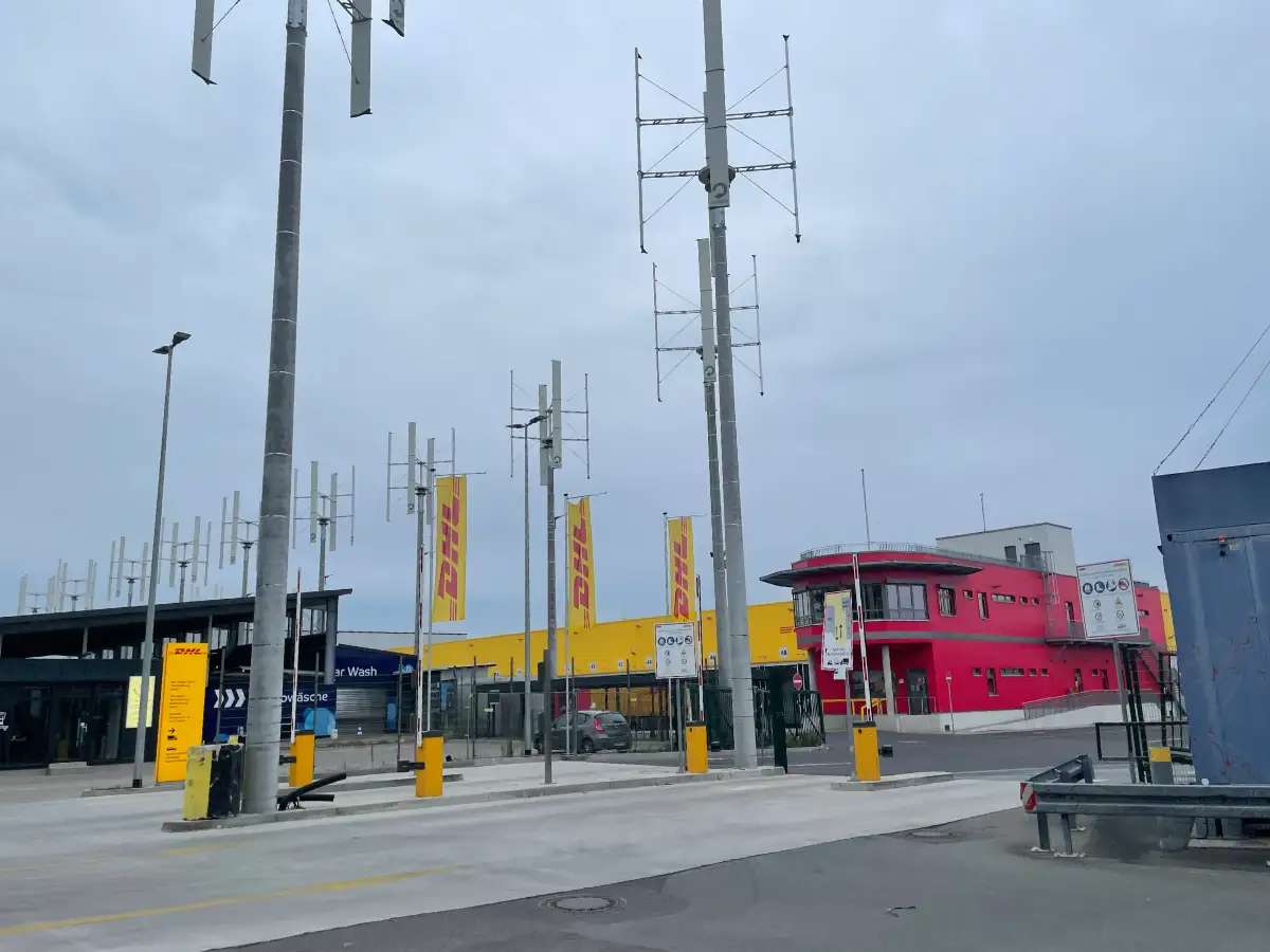 Windenergie-Anlagen auf dem Gelände von DHL