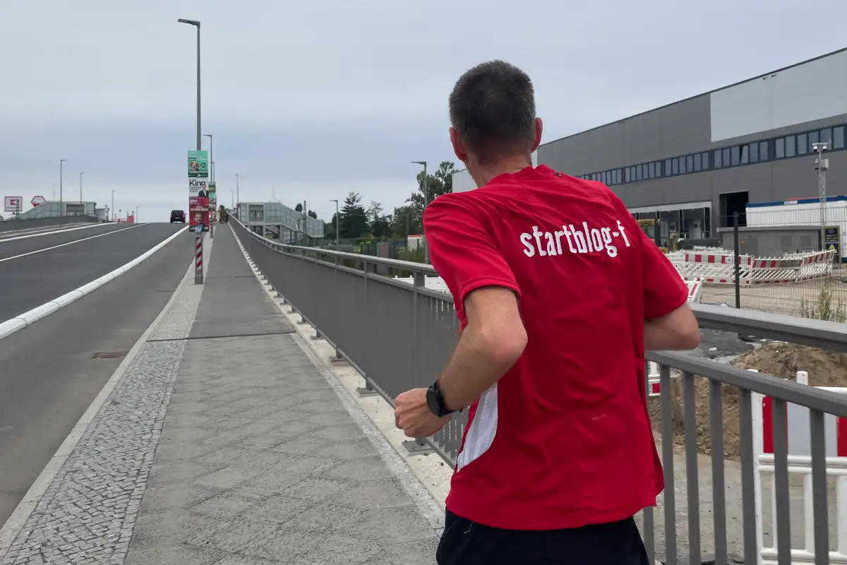 Läufer auf dem Anstieg einer Brücke