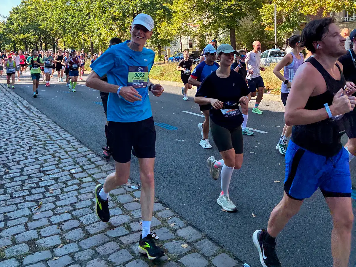 Gut gelaunte Läufer auf der Strecke beim Berlin-Marathon